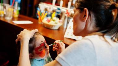 ANMAT prohibió maquillajes y perfumes infantiles: qué productos fueron declarados ilegales