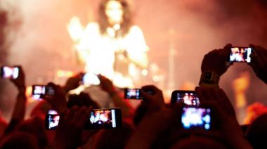 Una banda prohíbe el uso de celulares en sus recitales: conocé los motivos