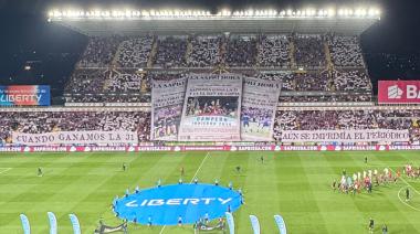 El clásico de Costa Rica se tiñó de papel: Saprissa y su recibimiento con 'diarios'