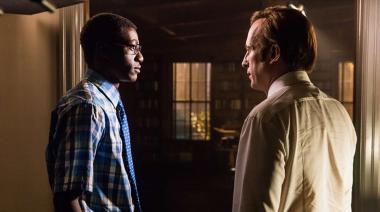 Actuó en Better call Saul y Maze Runner, ahora trabaja como delivery