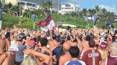 Banderazo de Lanús en la previa ante Flamengo en las playas de Río