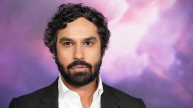 Protagonizó The Big Bang Theory, es millonario y ayuda a familias en crisis en secreto