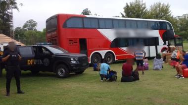 El sorprendente hallazgo en un micro que iba a Córdoba y terminó con cuatro detenidos