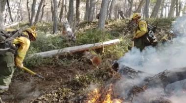 Incendios en Chubut: la lluvia y la nieve dan un respiro, pero los brigadistas siguen en alerta máxima