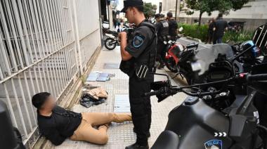 Entró a una oficina del microcentro porteño y salió con computadoras y chequeras