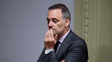 El piloto hundió a Adorni por el jet a Uruguay y allanan la TV Pública: qué dijo