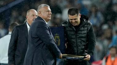 Silbidos y tensión: la Bombonera se le plantó a Chiqui Tapia