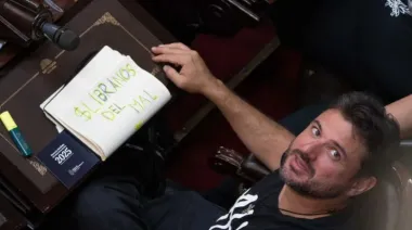 “Líbranos del mal”: el gesto de Grabois por el caso $LIBRA en plena Asamblea Legislativa