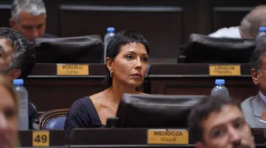 Axel Kicillof, bajo fuego de Mayra Mendoza por Cristina y el desdoblamiento