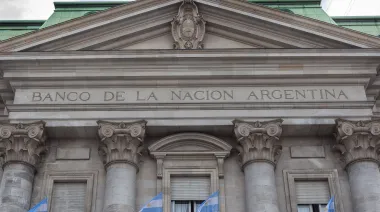 Los dólares del colchón en la mira: qué busca Caputo con el spot del Banco Nación