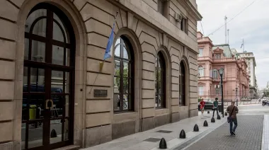 Controversia jurídica: la SIDE defiende el DNU de Milei sobre detenciones