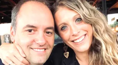 Vuelo privado, familia y un periodista: la nueva polémica que rodea a Adorni