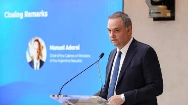 "Deslomarse" qué dijo Adorni tras su polémica frase y los viajes que generaron críticas