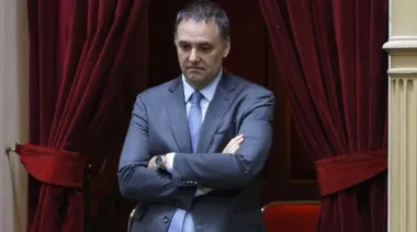 Avión presidencial y vuelo privado: investigan los viajes de Adorni