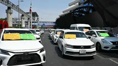 Aeropuerto de México: el conflicto que enfrenta a taxistas y apps