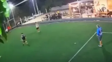 Video: el brutal tiroteo frente a una canchita de fútbol que generó pánico y corridas