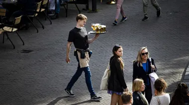 Reino Unido lanza plan millonario por desempleo juvenil récord