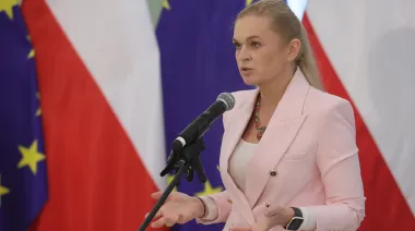 Europa avanza contra los celulares en escuelas y crece el debate global