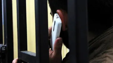 Celulares en cárceles: entre el “call center del delito” y el debate por los derechos