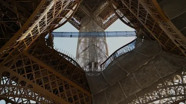 La Torre Eiffel suma puente colgante y desafía al turismo tradicional