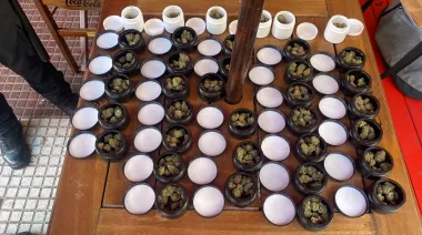 Un pasamanos en Barrio Chino: qué descubrió la Policía cuando frenó a dos hombres