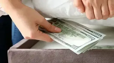 Dólares del colchón: el dato de los depósitos que complica el plan de Caputo