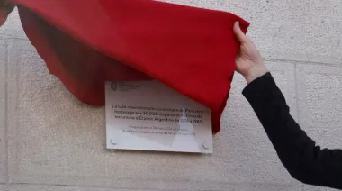 Una placa en París desata un conflicto por la memoria argentina