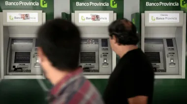 Baños y lockers en bancos: cómo es el polémico proyecto que vuelve a PBA