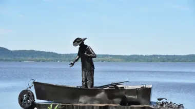 Paraguay convirtió a Pedro Canoero en escultura: el movimiento que puede cambiar Ypacaraí