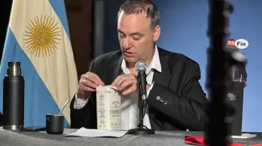 Adorni contra las cuerdas