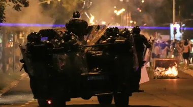 Estudiantes y policía chocan en Serbia y escala la crisis política