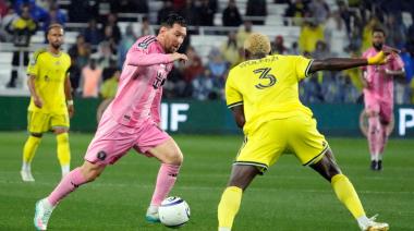 Messi llega a los 900 goles y desafía a Cristiano Ronaldo en la cima histórica