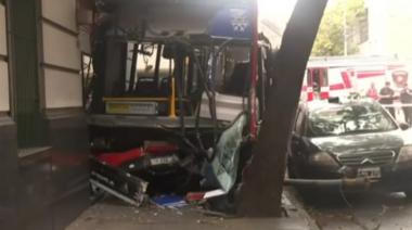 Constitución: un patrullero y un colectivo 168 terminaron dentro de una pizzería