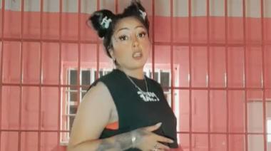 "Modo avión" en el “barrio privado”: le secuestraron el celular a la presa influencer y desapareció de las redes