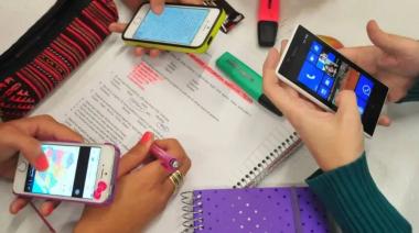 Prohiben el uso de celulares durante clases en la escuela secundaria
