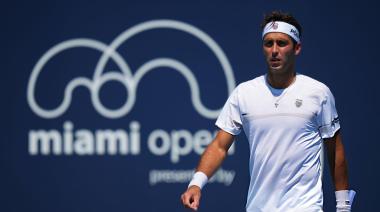 Tomás Etcheverry camina firme y avanza a octavos en el Miami Open