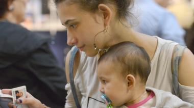 Bonos de 10 salarios y 180 días de licencia: la nueva AUH que propone Pagano