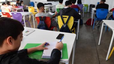 CABA prohibió los celulares en la secundaria: en qué casos sí se podrá usar