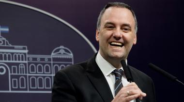 La versión de Adorni sobre el vuelo a Uruguay que se derrumbó con los recibos