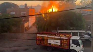 Voraz incendio y explosiones en un depósito de garrafas en Mariano Acosta
