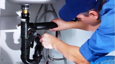 Crisis de oficios en Argentina: por qué faltan plomeros y cómo el déficit técnico ya encarece las obras