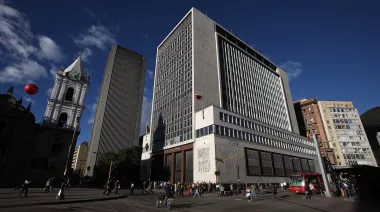 Colombia sube salarios públicos y abre una pelea con el Banco Central