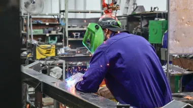 La industria no arranca: la UIA advierte caída y alerta por sectores en crisis