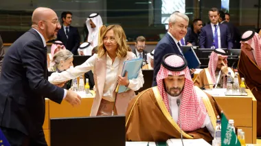 Meloni viaja al Golfo en plena crisis y busca asegurar energía