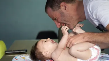 Licencia por paternidad: de 2 a 30 días, a quiénes abarca el proyecto acordado