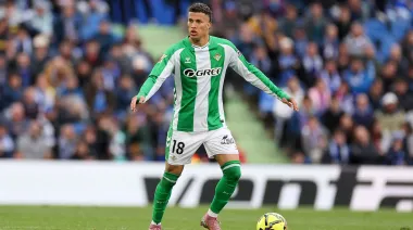 Escándalo en Betis: borraron a un jugador por romance con la hija de un ídolo
