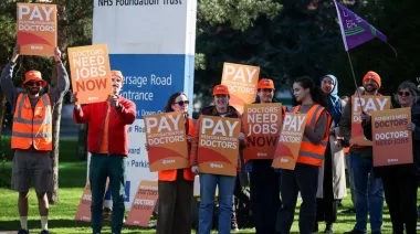 Huelga de médicos en Inglaterra: paro de seis días y tensión salarial