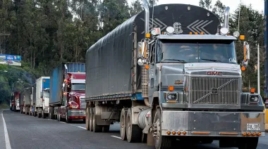 Ecuador sube aranceles al 100% y Colombia enfrenta un golpe comercial