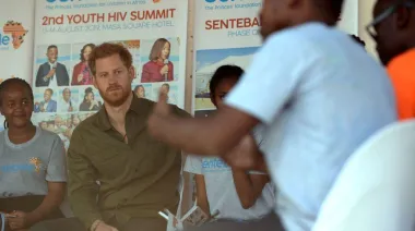 Príncipe Harry enfrenta una demanda por difamación de su propia fundación