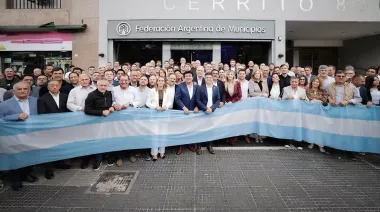 Kicillof y 120 intendentes contra Caputo: qué exigieron por la suba de la nafta